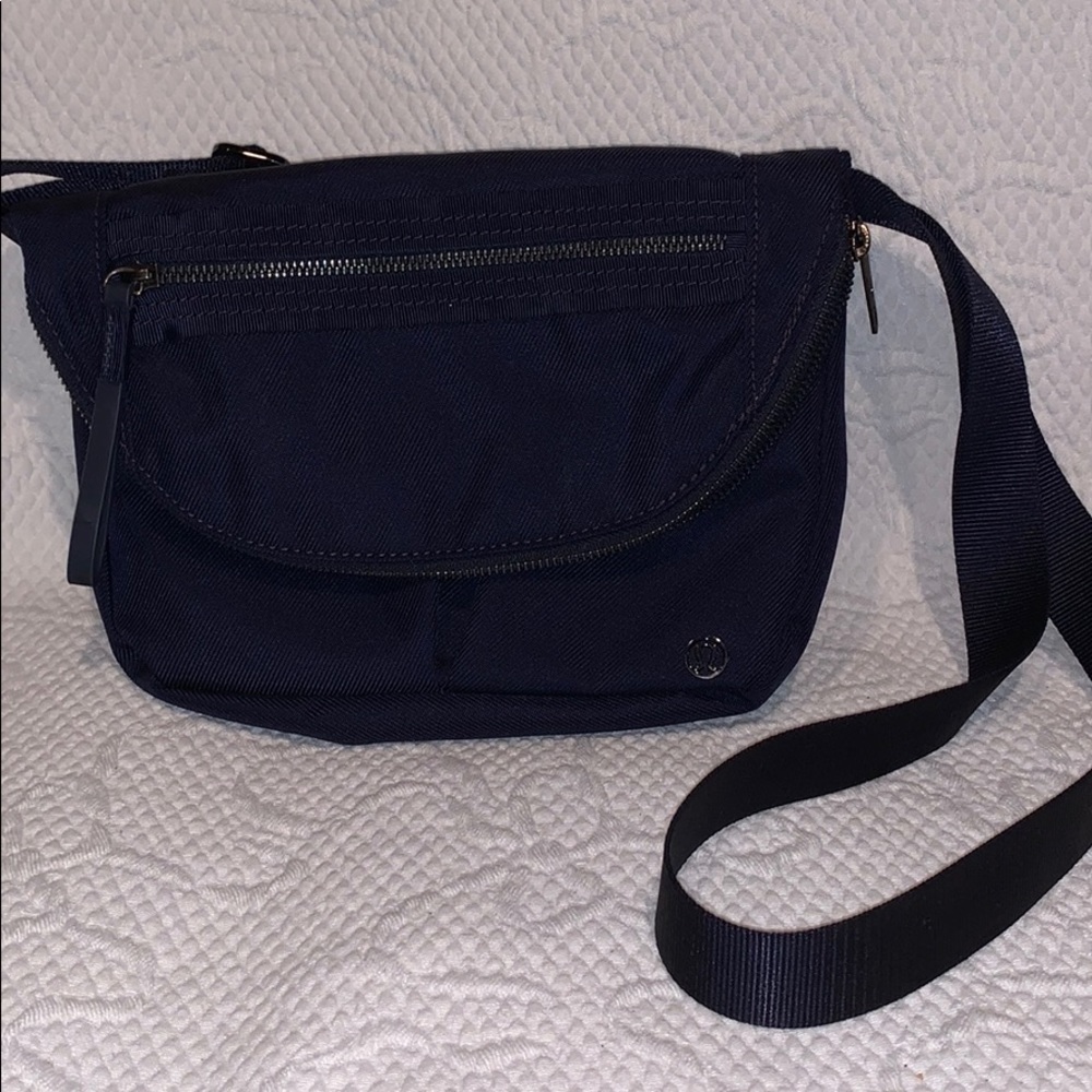 Lululemon New without tags navy festival bag